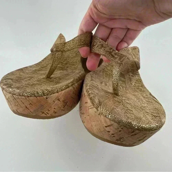 Stuart Weitzman sandals 10.5 gold leather snakeskin print cork platform thong - Picture 9 of 14